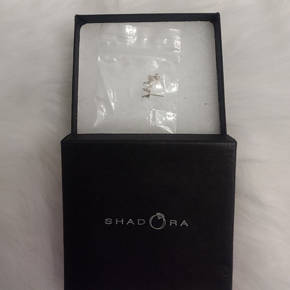 Earrings New in Box - Picture 1 of 3